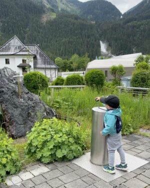 Sandra Parmová Instagram - Krimmelské vodopády 🇦🇹🏞️ Jen pár hodin jízdy z Česka, kousek od Zell am see, je tahle nádhera.😍 Slovy se dá jen těžko popsat ta neskutečná síla přírody, obzvlášt když máte štěstí a přijedete po dešti 💦☺️ 
Podle Googlu jsou zdejší vodopády jedny z nejkrásnějších v Evropě. Za nás jako rodinu s malými dětmi je úplně skvělé, že se k nim snadno dostanete krásnou procházkou. Má cca 6 km. Po trase je navíc mnoho zastávek s dechberoucím výhledem. Děti do 6-ti let mají vstup zdarma, my si jinak koupili kombinované vstupné nejen na vodopády, ale i na bližší parking a také na vstup do vodního světa s venkovními atrakcemi, což s malými dětmi určitě doporučuji. S letní kartou Zell am see, kterou nabízí vybrané hotely (i ten náš @hotelgruenerbaum, který nám doporučili @travelking.cz), máte navíc vstupné na mnoho míst ještě levnější. Tak jen takový tip ❤️ Už brzy pro vás navíc budu mít právě u @travelking.cz slevový kód pro všechny, kdo mají rádi dostupné cestování a ověřená místa ❤️

#rodinnadovolena #spoluprace #travelking #osobneovereno #cestovniagentura #dostupnecestovani #rakousko #zellamsee #krimmelskevodopady #krimmelwaterfall #krimmlerwasserfälle #familytrip #enjoyingnature #enjoyingthemoment