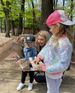 Sandra Parmová Instagram - 📍Zoo Györ #tipnavyletsdetmi 
Moc krásná interaktivní zoo, tak akorát velká, takže to i s menšími dětmi v pohodě zvládnete projít👌🏼 Krmení zvířátek všechny neskutečně bavilo a na nádherném hřišti se děti taky pořádně vyblbly. Z Brna jste tam za 2 hodinky 🚙, moc doporučujeme🤗❤️

#vylet #tip #tipprorodice #vyletsdetmi #zoo #zoogyor #madarsko #interaktivnizoo #dovca #zviratka #krmeni #nacestach #sdetmi #vsechnymojelasky #podleEmily @podle_emily @zoogyorofficial