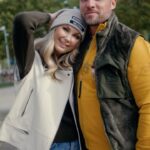 Sandra Parmová Instagram - Žena je bohyní celé rodiny. 👑 Je oporou pro svého muže, náručí lásky pro své děti a stylistkou pro všechny členy domácnosti. 🤌 A kde bere inspiraci pro všechny outfity? Třeba právě tady, kde jí @sandrapospisilova poradí, jak stylově a funkčně obléct dceru, syna i manžela. #provsechnybohyne 😇 Do čeho obléct tatínka? 🙋‍♂️ Ideální outfit pro den strávený na hřišti najdete v @aeronauticamilitare.cz. 💯 V jejich nové kolekci mu bude teplo a nic ho nebude omezovat. Ocení vestu s "myším kožíškem", která ho zahřeje. 🔥 Do praktických kapsáčů schová všechno potřebné. A díky koženým zatepleným kanadám z @ecco mu děti nikam neutečou. 👍 Na odpolední piknik se bude hodit bunda od Gas doplněná kalhotami a koženým páskem od Ciao di Max Tara. 🤩 Co zvolit pro malého rošťáka? 👦 Každý kluk se na hřišti pořádně vydování v outfitu z @aboutkids_brno. 🛝 Jako správný malý drsňák se mu rozhodně zalíbí military look. 🪖 Na odpoledním pikniku chlapeček ocení i čepici a tmavší bundu, ve které si užije hodování, zábavu i čas strávený s rodinou. 😍 V čem se bude cítit skvěle malá princezna? 👧 Všechny malé slečny ví, že i na hřiště je potřeba chodit stylově v outfitu z @aboutkids_brno. V kombinaci růžové a krémové se bude vaše dcera cítit skvěle. 💯 Obzvlášť když ji doplní růžová kabelka #billieblush a svetrové šaty #michaelkors. 👗 Před odpolednem stráveným na dece vezměte svoji holčičku do @hrackybambule, kde určitě sáhne po růžových šatech. Vy jí k tomu přidejte vestu, díky které se na pikniku zahřeje. 😇 Jaký outfit ocení máma? 🙋‍♀️ Každá máma na hřiště ráda vytáhne kožárnu z @aeronauticamilitare.cz, která má odnímatelné rukávy, takže se z ní dá udělat slušivá vesta, která bude navíc perfektně ladit s krémovou čepicí. 😍 Vyšší šněrovací boty z @batacesko pak dodají pohodlí a teplo. 🥾 Až si po dovádění na hřišti rozložíte deku, tak určitě oceníte mikinu z Gas. Nejvíc vás ale zahřeje delší vesta z @orsay a díky zvonáčům budete navíc cool máma. 👖 #olympiabrno #podzimvolympii #fashion #gas #batacesko #orsay #aboutyoukids #bambule #aeronauticamilitare #orsay #ecco #ciadimaxtara