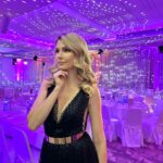 Sandra Parmová Instagram - “People, who wear black clothes are usualy living very colorful lifes.” 🤌🏼✨🖤 Černé krásky od mojí @hermine.khalaf.pogosyan 🖤 Tak dobře se v nich tančilo a pohodlnost level milion! 🤩 Děkuji, drahá💋 📍 @hotelinternationalbrno #eveningdress #blacklove #secondskin #hermine #herminekhalafpogosyan #fashiondesigner #loveher #loveherjob #nejsikovnejsi #herminka #brno #hotelinternationalbrno #ples #mama Hotel International Brno