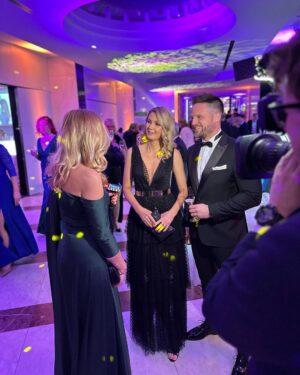 Sandra Parmová Instagram - To byl tak krásný večer 🌟 Jubilejní 60. ples @hotelinternationalbrno 💜 

Za šaty děkuji mojí @hermine.khalaf.pogosyan 🖤
A za - zcela objektivně 😅 - nejkrásnější doprovod mému drahému @pavel_pospec_pospisil ❤️
A za pozvání, báječnou zábavu, přátelskou atmosféru a skvělé jídlo @hotelinternationalbrno 🌟 

#ples #plesovasezona #brno #hotelinternacionalbrno #whatanight #ball #redcarpet #happyme  #dekujeme #bylotobozi ❤️