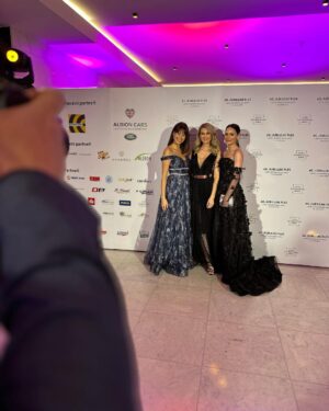 Sandra Parmová Instagram - To byl tak krásný večer 🌟 Jubilejní 60. ples @hotelinternationalbrno 💜 

Za šaty děkuji mojí @hermine.khalaf.pogosyan 🖤
A za - zcela objektivně 😅 - nejkrásnější doprovod mému drahému @pavel_pospec_pospisil ❤️
A za pozvání, báječnou zábavu, přátelskou atmosféru a skvělé jídlo @hotelinternationalbrno 🌟 

#ples #plesovasezona #brno #hotelinternacionalbrno #whatanight #ball #redcarpet #happyme  #dekujeme #bylotobozi ❤️