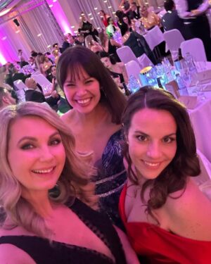Sandra Parmová Instagram - To byl tak krásný večer 🌟 Jubilejní 60. ples @hotelinternationalbrno 💜 

Za šaty děkuji mojí @hermine.khalaf.pogosyan 🖤
A za - zcela objektivně 😅 - nejkrásnější doprovod mému drahému @pavel_pospec_pospisil ❤️
A za pozvání, báječnou zábavu, přátelskou atmosféru a skvělé jídlo @hotelinternationalbrno 🌟 

#ples #plesovasezona #brno #hotelinternacionalbrno #whatanight #ball #redcarpet #happyme  #dekujeme #bylotobozi ❤️
