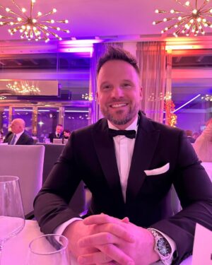 Sandra Parmová Instagram - To byl tak krásný večer 🌟 Jubilejní 60. ples @hotelinternationalbrno 💜 

Za šaty děkuji mojí @hermine.khalaf.pogosyan 🖤
A za - zcela objektivně 😅 - nejkrásnější doprovod mému drahému @pavel_pospec_pospisil ❤️
A za pozvání, báječnou zábavu, přátelskou atmosféru a skvělé jídlo @hotelinternationalbrno 🌟 

#ples #plesovasezona #brno #hotelinternacionalbrno #whatanight #ball #redcarpet #happyme  #dekujeme #bylotobozi ❤️