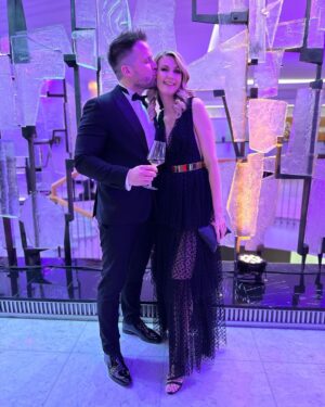 Sandra Parmová Instagram - To byl tak krásný večer 🌟 Jubilejní 60. ples @hotelinternationalbrno 💜 

Za šaty děkuji mojí @hermine.khalaf.pogosyan 🖤
A za - zcela objektivně 😅 - nejkrásnější doprovod mému drahému @pavel_pospec_pospisil ❤️
A za pozvání, báječnou zábavu, přátelskou atmosféru a skvělé jídlo @hotelinternationalbrno 🌟 

#ples #plesovasezona #brno #hotelinternacionalbrno #whatanight #ball #redcarpet #happyme  #dekujeme #bylotobozi ❤️