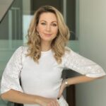 Sandra Parmová Instagram - Krásný den 💋 S kódem Sandra20 od @bezvasport můžete i vy proměnit váš šatník podle toho, jestli to vidíte černě nebo spíše růžově 🤗💞 Slevový kód vám platí na celý sortiment, na novinky a dokonce i už zlevněné věci 💥💥 Jen pozooor, kód můžete uplatnit v Česku i na Slovensku pouze 3 dny - nejpozději do 14.2. do půlnoci❣️❣️❣️ Odkazy na jednotlivé kousky - i na ty šaty, které se vám tak líbily, vám dám do stories ❤️ #spoluprace #bezvasport #bezvasportfashion #trendyol #saty #topy #kosile #svetry #dziny #dnesnosim #fashionlover #fashioninspo #ootd #novyrok #novysatnik #refresh Brno, Czech Republic