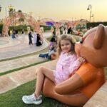Sandra Parmová Instagram - Kdybych měla vybrat v Dubaji 1️⃣ místo, kam se chci znova podívat, rozhodně by to bylo do @globalvillageuae. Tam máte celý svět a jeho nejikoničtější stavby doslova na dlani 😍😍😍 Setkává se tam více než 90 kultur a jde tak o jeden z největších zábavních parků na světě. 🎡🕌🎢 Jak moc vás ohromí, to se nedá slovy ani fotkami vyjádřit 😃 Možná videi ve stories, mrkněte ☺️ My navštívili úžasné muzeum kuriozit a zrcadlový labyrint a také obří kolo s překrásným výhledem a další kolotoče a atrakce. Taky jsme ochutnali dobroty z flow marketu a moji nejoblíbenější sticky rice with mango.🥭😋 Na zdejších trzích by se daly strávit, abyste se vším dostatečně pokochali. Zkrátka tolik koncentrované zábavy a zážitků na jednom místě jsem ještě neviděla. Za mě totální pecka. 👌🏼👌🏼 Co vy, byli jste a líbilo se? 🤗 @globalvillageuae @visit.dubai #globalvillagedubai #dubaj #dubai #visitdubai #travelgram #love #fun #mumanddaughter #traveling #together The Global Village, قلعه الميدان لليوله (Dubai)
