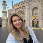 Sandra Parmová Instagram - Kdybych měla vybrat v Dubaji 1️⃣ místo, kam se chci znova podívat, rozhodně by to bylo do @globalvillageuae. Tam máte celý svět a jeho nejikoničtější stavby doslova na dlani 😍😍😍 Setkává se tam více než 90 kultur a jde tak o jeden z největších zábavních parků na světě. 🎡🕌🎢 Jak moc vás ohromí, to se nedá slovy ani fotkami vyjádřit 😃 Možná videi ve stories, mrkněte ☺️ My navštívili úžasné muzeum kuriozit a zrcadlový labyrint a také obří kolo s překrásným výhledem a další kolotoče a atrakce. Taky jsme ochutnali dobroty z flow marketu a moji nejoblíbenější sticky rice with mango.🥭😋 Na zdejších trzích by se daly strávit, abyste se vším dostatečně pokochali. Zkrátka tolik koncentrované zábavy a zážitků na jednom místě jsem ještě neviděla. Za mě totální pecka. 👌🏼👌🏼 Co vy, byli jste a líbilo se? 🤗 @globalvillageuae @visit.dubai #globalvillagedubai #dubaj #dubai #visitdubai #travelgram #love #fun #mumanddaughter #traveling #together The Global Village, قلعه الميدان لليوله (Dubai)