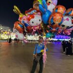 Sandra Parmová Instagram - Kdybych měla vybrat v Dubaji 1️⃣ místo, kam se chci znova podívat, rozhodně by to bylo do @globalvillageuae. Tam máte celý svět a jeho nejikoničtější stavby doslova na dlani 😍😍😍 Setkává se tam více než 90 kultur a jde tak o jeden z největších zábavních parků na světě. 🎡🕌🎢 Jak moc vás ohromí, to se nedá slovy ani fotkami vyjádřit 😃 Možná videi ve stories, mrkněte ☺️ My navštívili úžasné muzeum kuriozit a zrcadlový labyrint a také obří kolo s překrásným výhledem a další kolotoče a atrakce. Taky jsme ochutnali dobroty z flow marketu a moji nejoblíbenější sticky rice with mango.🥭😋 Na zdejších trzích by se daly strávit, abyste se vším dostatečně pokochali. Zkrátka tolik koncentrované zábavy a zážitků na jednom místě jsem ještě neviděla. Za mě totální pecka. 👌🏼👌🏼 Co vy, byli jste a líbilo se? 🤗 @globalvillageuae @visit.dubai #globalvillagedubai #dubaj #dubai #visitdubai #travelgram #love #fun #mumanddaughter #traveling #together The Global Village, قلعه الميدان لليوله (Dubai)