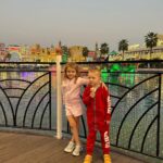Sandra Parmová Instagram - Kdybych měla vybrat v Dubaji 1️⃣ místo, kam se chci znova podívat, rozhodně by to bylo do @globalvillageuae. Tam máte celý svět a jeho nejikoničtější stavby doslova na dlani 😍😍😍 Setkává se tam více než 90 kultur a jde tak o jeden z největších zábavních parků na světě. 🎡🕌🎢 Jak moc vás ohromí, to se nedá slovy ani fotkami vyjádřit 😃 Možná videi ve stories, mrkněte ☺️ My navštívili úžasné muzeum kuriozit a zrcadlový labyrint a také obří kolo s překrásným výhledem a další kolotoče a atrakce. Taky jsme ochutnali dobroty z flow marketu a moji nejoblíbenější sticky rice with mango.🥭😋 Na zdejších trzích by se daly strávit, abyste se vším dostatečně pokochali. Zkrátka tolik koncentrované zábavy a zážitků na jednom místě jsem ještě neviděla. Za mě totální pecka. 👌🏼👌🏼 Co vy, byli jste a líbilo se? 🤗 @globalvillageuae @visit.dubai #globalvillagedubai #dubaj #dubai #visitdubai #travelgram #love #fun #mumanddaughter #traveling #together The Global Village, قلعه الميدان لليوله (Dubai)