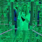 Sandra Parmová Instagram - Kdybych měla vybrat v Dubaji 1️⃣ místo, kam se chci znova podívat, rozhodně by to bylo do @globalvillageuae. Tam máte celý svět a jeho nejikoničtější stavby doslova na dlani 😍😍😍 Setkává se tam více než 90 kultur a jde tak o jeden z největších zábavních parků na světě. 🎡🕌🎢 Jak moc vás ohromí, to se nedá slovy ani fotkami vyjádřit 😃 Možná videi ve stories, mrkněte ☺️ My navštívili úžasné muzeum kuriozit a zrcadlový labyrint a také obří kolo s překrásným výhledem a další kolotoče a atrakce. Taky jsme ochutnali dobroty z flow marketu a moji nejoblíbenější sticky rice with mango.🥭😋 Na zdejších trzích by se daly strávit, abyste se vším dostatečně pokochali. Zkrátka tolik koncentrované zábavy a zážitků na jednom místě jsem ještě neviděla. Za mě totální pecka. 👌🏼👌🏼 Co vy, byli jste a líbilo se? 🤗 @globalvillageuae @visit.dubai #globalvillagedubai #dubaj #dubai #visitdubai #travelgram #love #fun #mumanddaughter #traveling #together The Global Village, قلعه الميدان لليوله (Dubai)