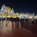 Sandra Parmová Instagram - Kdybych měla vybrat v Dubaji 1️⃣ místo, kam se chci znova podívat, rozhodně by to bylo do @globalvillageuae. Tam máte celý svět a jeho nejikoničtější stavby doslova na dlani 😍😍😍 Setkává se tam více než 90 kultur a jde tak o jeden z největších zábavních parků na světě. 🎡🕌🎢 Jak moc vás ohromí, to se nedá slovy ani fotkami vyjádřit 😃 Možná videi ve stories, mrkněte ☺️ My navštívili úžasné muzeum kuriozit a zrcadlový labyrint a také obří kolo s překrásným výhledem a další kolotoče a atrakce. Taky jsme ochutnali dobroty z flow marketu a moji nejoblíbenější sticky rice with mango.🥭😋 Na zdejších trzích by se daly strávit, abyste se vším dostatečně pokochali. Zkrátka tolik koncentrované zábavy a zážitků na jednom místě jsem ještě neviděla. Za mě totální pecka. 👌🏼👌🏼 Co vy, byli jste a líbilo se? 🤗 @globalvillageuae @visit.dubai #globalvillagedubai #dubaj #dubai #visitdubai #travelgram #love #fun #mumanddaughter #traveling #together The Global Village, قلعه الميدان لليوله (Dubai)