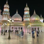 Sandra Parmová Instagram - Kdybych měla vybrat v Dubaji 1️⃣ místo, kam se chci znova podívat, rozhodně by to bylo do @globalvillageuae. Tam máte celý svět a jeho nejikoničtější stavby doslova na dlani 😍😍😍 Setkává se tam více než 90 kultur a jde tak o jeden z největších zábavních parků na světě. 🎡🕌🎢 Jak moc vás ohromí, to se nedá slovy ani fotkami vyjádřit 😃 Možná videi ve stories, mrkněte ☺️ My navštívili úžasné muzeum kuriozit a zrcadlový labyrint a také obří kolo s překrásným výhledem a další kolotoče a atrakce. Taky jsme ochutnali dobroty z flow marketu a moji nejoblíbenější sticky rice with mango.🥭😋 Na zdejších trzích by se daly strávit, abyste se vším dostatečně pokochali. Zkrátka tolik koncentrované zábavy a zážitků na jednom místě jsem ještě neviděla. Za mě totální pecka. 👌🏼👌🏼 Co vy, byli jste a líbilo se? 🤗 @globalvillageuae @visit.dubai #globalvillagedubai #dubaj #dubai #visitdubai #travelgram #love #fun #mumanddaughter #traveling #together The Global Village, قلعه الميدان لليوله (Dubai)