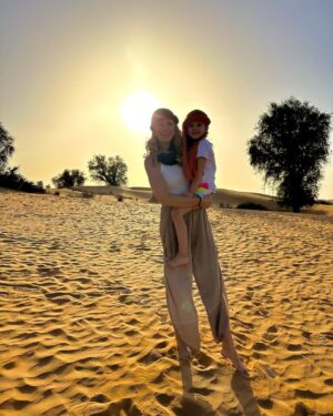 Sandra Parmová Instagram - Pouštní safari 🐫🌅 Tohle byl tak krásný výlet 😍 Magický západ slunce na dunách, velbloudi, tradiční jídlo a nadšené děti.👌🏼❤️

Thank you for a beautiful trip @platinumheritage 🐫❤️ @visit.dubai

#vylet #dopouste #dubaj #dubai #poust #desert #zapadslunce #sunset #velbloud #projizdka #pisecneduny #elegabags #traditionalfood #traditionaltattoo #camels