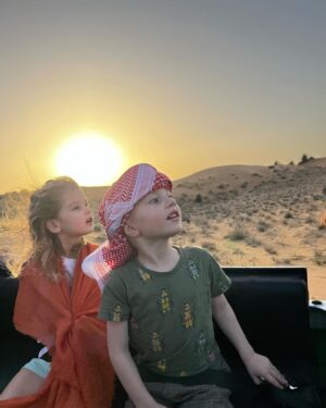 Sandra Parmová Instagram - Pouštní safari 🐫🌅 Tohle byl tak krásný výlet 😍 Magický západ slunce na dunách, velbloudi, tradiční jídlo a nadšené děti.👌🏼❤️

Thank you for a beautiful trip @platinumheritage 🐫❤️ @visit.dubai

#vylet #dopouste #dubaj #dubai #poust #desert #zapadslunce #sunset #velbloud #projizdka #pisecneduny #elegabags #traditionalfood #traditionaltattoo #camels