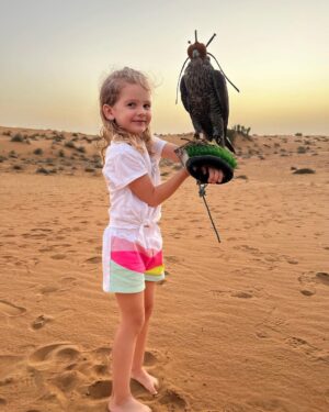 Sandra Parmová Instagram - Pouštní safari 🐫🌅 Tohle byl tak krásný výlet 😍 Magický západ slunce na dunách, velbloudi, tradiční jídlo a nadšené děti.👌🏼❤️

Thank you for a beautiful trip @platinumheritage 🐫❤️ @visit.dubai

#vylet #dopouste #dubaj #dubai #poust #desert #zapadslunce #sunset #velbloud #projizdka #pisecneduny #elegabags #traditionalfood #traditionaltattoo #camels
