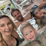 Sandra Parmová Instagram - Pozdrav z Bükfürdo🙋🏼‍♀️💦🇭🇺 A protože jsou zážitky nejlepší dárek, jeden mám i pro vás💞 Slevu u portálu @travelking.cz, který se specializuje na dostupné a ověřené pobyty. S kódem SANDRATRAVELKING10 budete mít cestovatelské zážitky ještě o 10% levnější.🧳 Platí i na dárkové poukazy, tak můžete klidně dát tip i Ježíškovi 🎅🏼😅 My testovali pobyt v hotelu @danubiusbuksarvar v destinaci Bükfürdö, která se pyšní jedním z nejaktivnějších termálních pramenů střední Evropy. Hotel je skvělý pro všechny věkové kategorie. My si moc užili jejich wellness, kde je ve většině bazénů příjemně teplá voda a spousta atrakcí pro děti. Ty naše vodníky jsme z bazénů nemohli dostat 😅😅 A další aktivity pro nejmenší jsou buď v dětském klubu nebo v okolí hotelu. Maďarská kuchyně je za mě skvělá a ani tenhle hotel nebyl výjimkou. Specializují se na lokální suroviny a typická jídla a věřím, že si tady každý pochutná👌🏼 Kdybyste měli nějaký dotaz, napište mi do komentáře, ráda poradím ❤️ #travelking #dostupnecestovani #spoluprace #rodinnadovolena #travelkingcz #madarsko #buk #bukfurdo #lazne #termaly #termalnilazne #danubiushotels #danubius #familytrip #enjoyingnature #enjoyingthemoment #magyar #travel #travelgram #love #hapiness #nofilter #mustsee #spa #wellness #kidsfriendly Danubius Hotel Bük