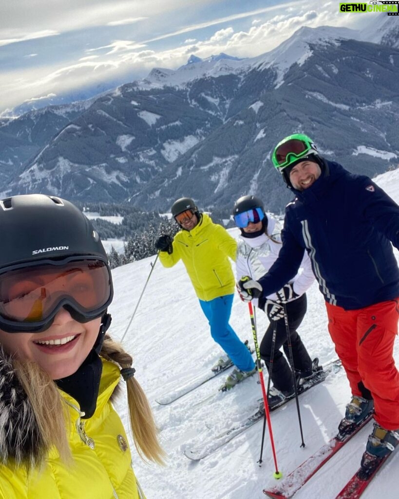 Sandra Parmová Instagram - 🏔️ #mountainview 😍 #friends #fun #skiing #leogang #austria #vacay #relax #mountains #love