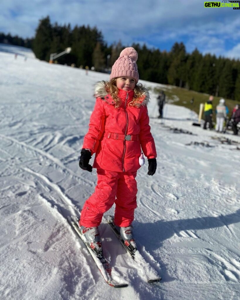 Sandra Parmová Instagram - Doufám, že ty sjezdovky budeš milovat stejně jako máma 🙏🏼😉 Ale už teď jsem nejpyšnější, jak jsi základy lyžování po pár hodinách s tatínkem zvládla a teď už jezdíš jako drak! 🥇🥰 Jinak prďáckou výbavu jsme s Emilkou okoukaly u kamarádek. Dlouhá, pohodlná, nepromokavá bundička s krásným kožíškem, hračkou a obrázkem na zádech je od francouzské značky Poivre Blanc. A ve své nabídce ji má i náš oblíbený obchod @aboutkids_brno 🌟❤️ Ty zářivé barvy jsou na svahu prostě TOP!!! 😍 Holky byly nepřehlednutelné a to doslova! 😂 @podle_emily #mojemalalyzarka #holkynasvahu #ruzovky #lyzovacka #skiharusak #ucimese #nalyzich #novemestonamorave #hory #zima #aboutkids #aboutkidsbrno #obleceni #zimnivybava #poivreblanc #loveit SKI Harusák Nové Město na Moravě