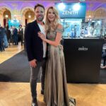 Sandra Parmová Instagram - Letos jsem měla na @salonexceptionalwatches zase doprovod 🥰❤️ Děkuju, že vás můžu už osm let provázet tak krásnou akcí🎤🙏🏼, největším veletrhem hodinek ve střední a východní Evropě, letos s více než tisícovkou jedinečných kousků⌚️🕰️⏱️ Šaty opět na první dobrou vybrala a také navrhla a ušila nejšikovnější Hermínka, za kterou jdu vždy, když potřebuji něco speciálního. Pokud vás taky čeká výjimečná akce, mrkněte na @hermine.atelier 🖤 @pavel_pospec_pospisil 😘❤️ #sew #sewpraha #salonexceptionalwatches #veletrhhodinek #veletrhvyjimecnychhodinek #zenith #klenotnictvidusak #praha #slovanskyostrov #palaczofin #moderace #moderatorka #prace #dreamjob #nejmilejsidoprovod #lavju Palác Žofín