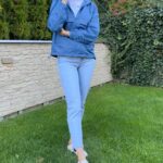 Sandra Parmová Instagram - Podzim volá 🍂📞😄 A s ním i kód SANDRA25, na slevu u @bezvasport, která se vám může hodit, až uložíte letní šaty do skříně a budete potřebovat něco teplejšího na podzimní dny🍁🧥. Kód platí pro ČR i SR na novinky i zlevněné kousky🤗 Jen pozooor, slevu můžete uplatnit pouze 3 dny - do 29.9. do půlnoci, tak neváhejte❣️ Já nemohla vybrat mezi úžasnými přechodovými bundami - modrá i černá byly láska na první pohled 💙🖤😁 A ta vesta!!!! Tak ta je úplně top! Stejně jako basic bílé tričko s nenápadnou výšivkou IDEALIST od Only. Více inspirace hážu do stories 🫶🏼 A na co máte zálusk vy? Dejte mi vědět ✍🏼😍 #spoluprace #bezvasport #bezvasportfashion #trendyol #saty #vesta #bundy #prechodovebundy #dnesnosim #fashionlover #fashioninspo #ootd #novysatnik #refresh #podzimnitrendy #podzimnisatnik #dziny #basic #tricka #loveit #musthave