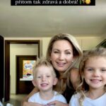 Sandra Parmová Instagram - Nejjednodušší snídaně pro děti - a k tomu zdravá!🙏🏼😋 Znáte Biskiti od @emco.cz?🌾 Jejich smajlíci mají o 30% méně cukru než srovnatelné dětské cereálie na trhu. A přitom jsou tak dobré a křupavé! Fakt!🤞🏼Děti je milují pro jejich chuť a veselé obličeje 😃😉😁😜 A já proto, že obsahují taky vitaminy B a D nebo vápník a železo, což jsou látky nezbytné pro podporu zdravých zubů a kostí. U nás se jí křupaví Biskiti na snídani hlavně s mlékem. A ti vypečení na svačinku nebo na cestách prostě jen tak.😉 Právě teď navíc probíhá na e-shopu www.emco.cz akce, kdy při nákupu 2 balení dostanete pro děti svačinový boxík zdarma👍🏼 A pokud nevíte, jaké Biskiti vyzkoušet, hlasuju pro čokoládové 🤭🍫😋 #emco #snidane #svacinky #biskiti #cerealie #snidanovecerealie #zdravasnidane #domleka #dojogurtu #snidaneprodeti #spoluprace #rodinnafirma #ceskaznacka