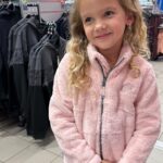 Sandra Parmová Instagram - Škola volá! 🎒📝🍎📐📚 Nová dobrodružství jsou za rohem a pro nás to bude velká premiéra. 😍Proto jsme vyrazily pořídit věci do @sportisimo_cesko, kde jsou na školáky skvěle připraveni. Mají obrovský výběr tenisek👟, sálových bot do tělocvičny i sportovního oblečení na tělocvik i kroužky a to vše za ceny na jedničku. A taky spoustu akčních nabídek na bestsellery, které mají děti nejraději. To je win win pro všechny.🥳Vyražte taky mrknout nebo si vše pohodlně objednejte z domova a až pak si na prodejně vyberte jen to, co vám bude nejvíce sedět. ❤️ #spoluprace #sportisimo #zpatkydoskoly #backtoschool #adtrue #skolavola #velkapremiera #prvnacka #Emily @podle_emily #inspirace #obleceni #moda #modaprodeti #kidsfashion Brno, Czech Republic
