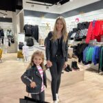 Sandra Parmová Instagram - Představujeme vám novinky od ikonické značky Karl Lagerfeld 🖤 Mají je v našem oblíbeném obchodě @aboutkids_brno a přiznám se, že jsme jim s Emi taky podlehly.🤩 Kolekce podzim/zima 2023/24 je v tmavých barvách a skvěle se tak kombinuje. Tak schválně, který outfit 1️⃣-5️⃣se vám líbí nejvíce? 😎 Butik About Kids s prémiovými dětskými značkami pro kluky i holčičky najdete v @olympiacentrumbrno. A pokud to máte do Brna daleko, všechny kousky - nejen novinky od Karla Lagerfelda, mají už teď na e-shopu www.about-kids.cz. Odkaz vám dám do stories🛍️ A moc se s Emi těšíme, které modely se vám budou líbit ☺️🫶🏼 @podle_emily @karllagerfeld #karllagerfeld #kidsfashion #aboutkids #aboutkidsbrno #moda #detskamoda #modaprodeti #modaproholky #podleEmily #ootd #fashioninspiration #ad #fashioninspo #karllagerfeldkids #dress #newcollection #fw23 #brno #olympiacentrum #olympiabrno Olympia centrum Brno