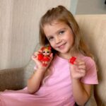 Sandra Parmová Instagram - A o tomhle spojení víte? 😍 Ikonické panenky @lolsurprise_czsk se spojily s oblíbeným výrobcem sladkostí Haribo a vznikla speciální edice, jako třeba tenhle kufříček “L.O.L. Surprise! Loves Mini Sweets HARIBO Deluxe panenky”. V balení najdete hned 3 panenky a k tomu 20 překvapení, většina z nich inspirovaná právě značkou Haribo. A pozor, když dáte panence napít, tak umí vyplivovat vodu. Ideální pro všechny milovnice bazénů 💦😃 #LOLSurprise #LOLSurpriseCZSK #LOLHaribo #CollectLOL #LOLSurpriseToys #spoluprace #inspirace #tipnadarek #proholcicky #sbiramelolky #podleEmily @podle_emily 🩷 #novinka #Haribo #haribomedvidci Danubius Hotel Bük