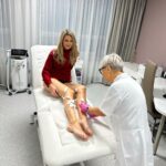 Sandra Parmová Instagram - Jestli máte rádi okamžitý zkrášlovací WOW efekt, mrkněte do galerie 💉🙀 Na sklerotizaci, tedy “vymizíkování” křečových žil jsem už byla, ale někdy to bývá trochu boj s větrnými mlýny😝 A zrovna u mě bylo potřeba zákrok zopakovat, protože metličkové žilky vypadaly tak trochu jako modřiny 🙈 Pokud na křečové žíly také trpíte, teď v zimě je nejlepší období to pořešit, protože je pak potřeba ještě 4 týdny nosit kompresní punčošky☺️ Ale to se zrovna v tomhle počasí dost hodí ❄️🌡️😅 A za ty krásné nožky to stojí 💃🏼🤩 Děkuji opět za skvělou péči, @medicomclinic. Možná se to z videí nezdá, ale rozhodně to nějak dramaticky nebolí. Jen to trochu štípne 💉😉 A paní doktorka @sabina.sellner umí trefit opravdu i tak drobné žilky, že jsem tomu ani sama nevěřila😍 Kdyby vás cokoliv zajímalo, klidně se v komentářích zeptejte. Můžeme tady sdílet třeba i vaše zkušenosti. ❤️ #krecovezily #zily #sklerotizace #medicomclinic #brno #vinicni #medicomgirl #letoseblizi #nejlepsizmenyjsoutyklepsimu #krasnenohy Brno, Czech Republic