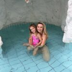 Sandra Parmová Instagram - Pozdrav z Bükfürdo🙋🏼‍♀️💦🇭🇺 A protože jsou zážitky nejlepší dárek, jeden mám i pro vás💞 Slevu u portálu @travelking.cz, který se specializuje na dostupné a ověřené pobyty. S kódem SANDRATRAVELKING10 budete mít cestovatelské zážitky ještě o 10% levnější.🧳 Platí i na dárkové poukazy, tak můžete klidně dát tip i Ježíškovi 🎅🏼😅 My testovali pobyt v hotelu @danubiusbuksarvar v destinaci Bükfürdö, která se pyšní jedním z nejaktivnějších termálních pramenů střední Evropy. Hotel je skvělý pro všechny věkové kategorie. My si moc užili jejich wellness, kde je ve většině bazénů příjemně teplá voda a spousta atrakcí pro děti. Ty naše vodníky jsme z bazénů nemohli dostat 😅😅 A další aktivity pro nejmenší jsou buď v dětském klubu nebo v okolí hotelu. Maďarská kuchyně je za mě skvělá a ani tenhle hotel nebyl výjimkou. Specializují se na lokální suroviny a typická jídla a věřím, že si tady každý pochutná👌🏼 Kdybyste měli nějaký dotaz, napište mi do komentáře, ráda poradím ❤️ #travelking #dostupnecestovani #spoluprace #rodinnadovolena #travelkingcz #madarsko #buk #bukfurdo #lazne #termaly #termalnilazne #danubiushotels #danubius #familytrip #enjoyingnature #enjoyingthemoment #magyar #travel #travelgram #love #hapiness #nofilter #mustsee #spa #wellness #kidsfriendly Danubius Hotel Bük