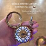 Sandra Parmová Instagram - Letos jsem měla na @salonexceptionalwatches zase doprovod 🥰❤️ Děkuju, že vás můžu už osm let provázet tak krásnou akcí🎤🙏🏼, největším veletrhem hodinek ve střední a východní Evropě, letos s více než tisícovkou jedinečných kousků⌚️🕰️⏱️ Šaty opět na první dobrou vybrala a také navrhla a ušila nejšikovnější Hermínka, za kterou jdu vždy, když potřebuji něco speciálního. Pokud vás taky čeká výjimečná akce, mrkněte na @hermine.atelier 🖤 @pavel_pospec_pospisil 😘❤️ #sew #sewpraha #salonexceptionalwatches #veletrhhodinek #veletrhvyjimecnychhodinek #zenith #klenotnictvidusak #praha #slovanskyostrov #palaczofin #moderace #moderatorka #prace #dreamjob #nejmilejsidoprovod #lavju Palác Žofín