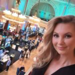 Sandra Parmová Instagram - Letos jsem měla na @salonexceptionalwatches zase doprovod 🥰❤️ Děkuju, že vás můžu už osm let provázet tak krásnou akcí🎤🙏🏼, největším veletrhem hodinek ve střední a východní Evropě, letos s více než tisícovkou jedinečných kousků⌚️🕰️⏱️ Šaty opět na první dobrou vybrala a také navrhla a ušila nejšikovnější Hermínka, za kterou jdu vždy, když potřebuji něco speciálního. Pokud vás taky čeká výjimečná akce, mrkněte na @hermine.atelier 🖤 @pavel_pospec_pospisil 😘❤️ #sew #sewpraha #salonexceptionalwatches #veletrhhodinek #veletrhvyjimecnychhodinek #zenith #klenotnictvidusak #praha #slovanskyostrov #palaczofin #moderace #moderatorka #prace #dreamjob #nejmilejsidoprovod #lavju Palác Žofín