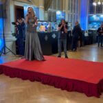 Sandra Parmová Instagram - Letos jsem měla na @salonexceptionalwatches zase doprovod 🥰❤️ Děkuju, že vás můžu už osm let provázet tak krásnou akcí🎤🙏🏼, největším veletrhem hodinek ve střední a východní Evropě, letos s více než tisícovkou jedinečných kousků⌚️🕰️⏱️ Šaty opět na první dobrou vybrala a také navrhla a ušila nejšikovnější Hermínka, za kterou jdu vždy, když potřebuji něco speciálního. Pokud vás taky čeká výjimečná akce, mrkněte na @hermine.atelier 🖤 @pavel_pospec_pospisil 😘❤️ #sew #sewpraha #salonexceptionalwatches #veletrhhodinek #veletrhvyjimecnychhodinek #zenith #klenotnictvidusak #praha #slovanskyostrov #palaczofin #moderace #moderatorka #prace #dreamjob #nejmilejsidoprovod #lavju Palác Žofín