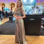 Sandra Parmová Instagram - Letos jsem měla na @salonexceptionalwatches zase doprovod 🥰❤️ Děkuju, že vás můžu už osm let provázet tak krásnou akcí🎤🙏🏼, největším veletrhem hodinek ve střední a východní Evropě, letos s více než tisícovkou jedinečných kousků⌚️🕰️⏱️ Šaty opět na první dobrou vybrala a také navrhla a ušila nejšikovnější Hermínka, za kterou jdu vždy, když potřebuji něco speciálního. Pokud vás taky čeká výjimečná akce, mrkněte na @hermine.atelier 🖤 @pavel_pospec_pospisil 😘❤️ #sew #sewpraha #salonexceptionalwatches #veletrhhodinek #veletrhvyjimecnychhodinek #zenith #klenotnictvidusak #praha #slovanskyostrov #palaczofin #moderace #moderatorka #prace #dreamjob #nejmilejsidoprovod #lavju Palác Žofín