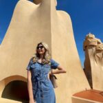 Sandra Parmová Instagram - La Pedrera, známá také jako Casa Mila, jedna z nejikoničtějších budov Barcelony 😍 Díky, Veru, že mám více fotek, než Instáč snese 😅 @klapina La Pedrera-Casa Milà