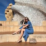 Sandra Parmová Instagram - La Pedrera, známá také jako Casa Mila, jedna z nejikoničtějších budov Barcelony 😍 Díky, Veru, že mám více fotek, než Instáč snese 😅 @klapina La Pedrera-Casa Milà