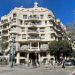 Sandra Parmová Instagram - La Pedrera, známá také jako Casa Mila, jedna z nejikoničtějších budov Barcelony 😍 Díky, Veru, že mám více fotek, než Instáč snese 😅 @klapina La Pedrera-Casa Milà