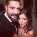 Sanem Yeles Instagram - 1 yıl önce bugün tanışmıştık,1 yıl sonra bugün nişanlandık... 1 yılın her günü birbirimize sırdaşlık ettik, her gün en az bir kez gözümüzden taş gelene kadar güldük, her gün bizi karşılaştıran hayata teşekkür ettik,bazen içimizden,bazen dışımızdan... 1 yılın sonunda bütün yakınlarımız,dostlarımız,ailelerimiz,sevenlerimiz ve sevdiklerimizle birbirimize nişanlandık😊 yanımızda olan, olamayan, mesaj atan,arayan,soran herkese bin teşekkür..her birimizin mutluluğuna hep birlikte şahit olmak dileğiyle..😘😘