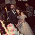Sanem Yeles Instagram - O kadar çok teşekkür etmek istediğim insan var ki bu heyecanlı sürecime benimle ortak olan... öncelikle hayalimdeki elbiseyi hayalimden daha güzel tasarlayan @eraykoseoglu_hautecouture 😊, “sen herşeyi bana bırak”deyip harika saç ve makyajımı yapan @bulent_duruk abim🕺🏽, bütün gecenin ve organizasyonun sorunsuz geçmesini sağlamakla kalmayp bizimle eğlenen,bizi çok güzel ağırlayan @abacikonakotel personeli ve @ykslduygu ,elbisemin aynısının pastasını yaparak beni şoka uğratan @venedikpastaneleri ,nişan aykkabılarım için @meriayakkabi .... Ve elbette kız isteme operasyonunda canını dişine takan, bütün gece benimle tepinen canlarım ilkyardım ünitem @mavi_gomlek , kardeşim @mervemutlumerdogru , istemenin ortasında evimizi başımıza yıkan @zeynepbektass , yıldız tilbe taklidiyle geceyi şenlendiren @pukeneka , yanımızda olmak için kilometreler gelen @epru.vural ve @a.srhtkpln... ve katılan,kutlayan,iyi dileklerini gönderen tüm canlarıma milyonlarca teşekkürler❤️❤️❤️💃🕺🏽iyi ki varsınız😘😘yak