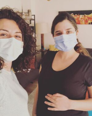 Sanem Yeles Instagram - Biraz uzun olabilir bu post,baştan uyarayım 😊 Zira hayatımın en uzun ve en kısa, en aynı ve en bambaşka 20 günüydü son 20 günümüz. Gerçekten bambaşkaymış, yaşadığım hiçbir şeye benzemeyen. Ama zorlukları da kendine has..Belki bir kadının hayatında en çok desteğe ihtiyaç duyduğu dönemmiş bu. Hayatımda hiç bu kadar kırılgan hissettiğimi bilmem daha önce.
Burada da sık sık paylaştım , pandemide hamilelik geçirmenin tek avantajını , doğuma ve sonrasına hazırlanabilmek için bol vakit bularak yaşadım. Nilüferle yaptığımız online eğitimler, okuduğum kitaplar , tecrübelerini benimle paylaşan onca anne..Hepsinin varlığına ayrı ayrı minnettarım. Bade’nin doğumundan önceki gün Nilüferle telefondayken bana ‘’Hazır mısın?’’ diye sorunca ‘’ Çok hazırım’’ demiştim 😊 Ama bebeği kucağıma aldığım anda  bildiğim her şey beyin nöronlarımı terketti …O kitaplardan defalarca okuduğum şeyleri, son 20 günde Nilüfer’e  beşer kere sormuşumdur. Her birinde sabırla cevap verdi tekrar tekrar 😊 

Keşkesiz ve doğal doğumdan ilk olarak sayesinde haberim oldu. Başka bir doğumun mümkün olduğunu, doğumun benim ve bebeğimin işi olduğunu, doğumuma sahip çıkmam gerektiğini ilk ondan duydum. Beni her doğum şekline hazırladığı için, doğumum erkene alınıp,sezeryan olacağı belli olduğunda normalde panikten patlayacakken sakin kalabildim. Doğum sonrası o hengamede, o şaşkınlık halinde birinin kulağıma eğilip ‘’Başardın’’demesi , uykusuzlukla geçen o ilk günlerde, her şeyi doğru yapabiliyo muyum endişesiyle yapmaya çabalarken birinin gelip ‘’ Çok iyi gidiyorsunuz:’’ demesi , sezeryandan çıktığım dakikalarda odama yayılan lavanta kokusu , sakin sakin omuzlarıma masaj yapan bir dost eli. Böyle anlarda bunların kıymetini size anlatamam.Bu paha biçilebilecek bir hizmet değilmiş gerçekten.. Minnettarım.

Geriye dönüp baktığımda yeniden ve yeniden düşündüğümde gerçekten de keşke diyebileceğim hiçbir negatif durum veya duygu hatırlamıyorum. Bunun @eskisehirpozitifdogum’la ve @yakupakpnr la ekip çalışmamıza  bağlı olduğunu biliyorum. 
Her anne adayına, bebeğini coşkuyla karşılayacağı bir doğum dilerim.
Sevgiler🥰