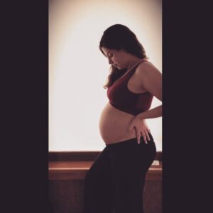 Sanem Yeles Instagram - "sen sevgilim ilerde, biraz daha ilerde
bir tarihe başlayacaksın, orası işte
benim tarihimle başlar.

ve say, geriye doğru, tek tek
sende kalsın şimdi al bu taşlar"