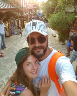 Sanem Yeles Instagram - Bir zaman önceymiş, Kaş sokaklarındaymışız, pandemi yokmuş , ne maske ne Eyüp Sabri Tuncerden fenalık gelmemiş daha... Bir de yanmışız hafif.  Akşamüstü , hava ılık.. Akşam yemeği öncesi. En büyük dert yarın havuza mı girsek, denize mi gitsek ... Bir daha ne zaman denk gelir tahmini?!? Neyse, enseyi karartmak yok #güzelgünlergöreceğiz #pandemibitlütfen