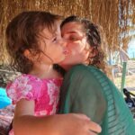 Sanem Yeles Instagram - Ele avuca sığmazdı deli gönlüm Bir zamanlar neredeydi, şimdi nerde İster güneş ol yak beni Yağmurum ol ağlat beni Aklım başka, duygularım başka yerde İster güneş ol yak beni Yağmurum ol ağlat beni Aklım başka, duygularım başka yerde Bir deli rüzgar savurdu beni böyle Umutlu tutsak benim, altın kafeste İster güneş ol yak beni Yağmurum ol ağlat beni Zincirleri yüreğimin artık sende Yok ağlatmaz asla beni, bir gün ayrılık Pişmanlığım nefret olmaz, öfke olmaz Senden daha acı bir hasret bulunmaz
