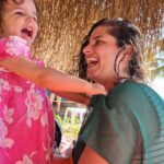 Sanem Yeles Instagram - Ele avuca sığmazdı deli gönlüm Bir zamanlar neredeydi, şimdi nerde İster güneş ol yak beni Yağmurum ol ağlat beni Aklım başka, duygularım başka yerde İster güneş ol yak beni Yağmurum ol ağlat beni Aklım başka, duygularım başka yerde Bir deli rüzgar savurdu beni böyle Umutlu tutsak benim, altın kafeste İster güneş ol yak beni Yağmurum ol ağlat beni Zincirleri yüreğimin artık sende Yok ağlatmaz asla beni, bir gün ayrılık Pişmanlığım nefret olmaz, öfke olmaz Senden daha acı bir hasret bulunmaz