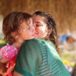 Sanem Yeles Instagram - Ele avuca sığmazdı deli gönlüm Bir zamanlar neredeydi, şimdi nerde İster güneş ol yak beni Yağmurum ol ağlat beni Aklım başka, duygularım başka yerde İster güneş ol yak beni Yağmurum ol ağlat beni Aklım başka, duygularım başka yerde Bir deli rüzgar savurdu beni böyle Umutlu tutsak benim, altın kafeste İster güneş ol yak beni Yağmurum ol ağlat beni Zincirleri yüreğimin artık sende Yok ağlatmaz asla beni, bir gün ayrılık Pişmanlığım nefret olmaz, öfke olmaz Senden daha acı bir hasret bulunmaz