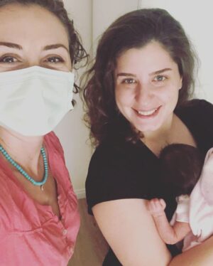 Sanem Yeles Instagram - Biraz uzun olabilir bu post,baştan uyarayım 😊 Zira hayatımın en uzun ve en kısa, en aynı ve en bambaşka 20 günüydü son 20 günümüz. Gerçekten bambaşkaymış, yaşadığım hiçbir şeye benzemeyen. Ama zorlukları da kendine has..Belki bir kadının hayatında en çok desteğe ihtiyaç duyduğu dönemmiş bu. Hayatımda hiç bu kadar kırılgan hissettiğimi bilmem daha önce.
Burada da sık sık paylaştım , pandemide hamilelik geçirmenin tek avantajını , doğuma ve sonrasına hazırlanabilmek için bol vakit bularak yaşadım. Nilüferle yaptığımız online eğitimler, okuduğum kitaplar , tecrübelerini benimle paylaşan onca anne..Hepsinin varlığına ayrı ayrı minnettarım. Bade’nin doğumundan önceki gün Nilüferle telefondayken bana ‘’Hazır mısın?’’ diye sorunca ‘’ Çok hazırım’’ demiştim 😊 Ama bebeği kucağıma aldığım anda  bildiğim her şey beyin nöronlarımı terketti …O kitaplardan defalarca okuduğum şeyleri, son 20 günde Nilüfer’e  beşer kere sormuşumdur. Her birinde sabırla cevap verdi tekrar tekrar 😊 

Keşkesiz ve doğal doğumdan ilk olarak sayesinde haberim oldu. Başka bir doğumun mümkün olduğunu, doğumun benim ve bebeğimin işi olduğunu, doğumuma sahip çıkmam gerektiğini ilk ondan duydum. Beni her doğum şekline hazırladığı için, doğumum erkene alınıp,sezeryan olacağı belli olduğunda normalde panikten patlayacakken sakin kalabildim. Doğum sonrası o hengamede, o şaşkınlık halinde birinin kulağıma eğilip ‘’Başardın’’demesi , uykusuzlukla geçen o ilk günlerde, her şeyi doğru yapabiliyo muyum endişesiyle yapmaya çabalarken birinin gelip ‘’ Çok iyi gidiyorsunuz:’’ demesi , sezeryandan çıktığım dakikalarda odama yayılan lavanta kokusu , sakin sakin omuzlarıma masaj yapan bir dost eli. Böyle anlarda bunların kıymetini size anlatamam.Bu paha biçilebilecek bir hizmet değilmiş gerçekten.. Minnettarım.

Geriye dönüp baktığımda yeniden ve yeniden düşündüğümde gerçekten de keşke diyebileceğim hiçbir negatif durum veya duygu hatırlamıyorum. Bunun @eskisehirpozitifdogum’la ve @yakupakpnr la ekip çalışmamıza  bağlı olduğunu biliyorum. 
Her anne adayına, bebeğini coşkuyla karşılayacağı bir doğum dilerim.
Sevgiler🥰