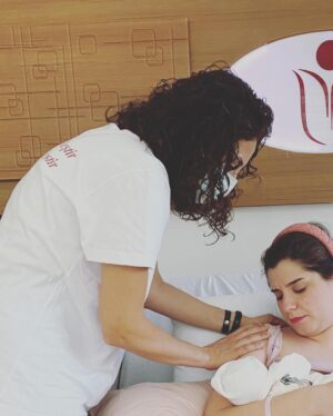Sanem Yeles Instagram - Biraz uzun olabilir bu post,baştan uyarayım 😊 Zira hayatımın en uzun ve en kısa, en aynı ve en bambaşka 20 günüydü son 20 günümüz. Gerçekten bambaşkaymış, yaşadığım hiçbir şeye benzemeyen. Ama zorlukları da kendine has..Belki bir kadının hayatında en çok desteğe ihtiyaç duyduğu dönemmiş bu. Hayatımda hiç bu kadar kırılgan hissettiğimi bilmem daha önce.
Burada da sık sık paylaştım , pandemide hamilelik geçirmenin tek avantajını , doğuma ve sonrasına hazırlanabilmek için bol vakit bularak yaşadım. Nilüferle yaptığımız online eğitimler, okuduğum kitaplar , tecrübelerini benimle paylaşan onca anne..Hepsinin varlığına ayrı ayrı minnettarım. Bade’nin doğumundan önceki gün Nilüferle telefondayken bana ‘’Hazır mısın?’’ diye sorunca ‘’ Çok hazırım’’ demiştim 😊 Ama bebeği kucağıma aldığım anda  bildiğim her şey beyin nöronlarımı terketti …O kitaplardan defalarca okuduğum şeyleri, son 20 günde Nilüfer’e  beşer kere sormuşumdur. Her birinde sabırla cevap verdi tekrar tekrar 😊 

Keşkesiz ve doğal doğumdan ilk olarak sayesinde haberim oldu. Başka bir doğumun mümkün olduğunu, doğumun benim ve bebeğimin işi olduğunu, doğumuma sahip çıkmam gerektiğini ilk ondan duydum. Beni her doğum şekline hazırladığı için, doğumum erkene alınıp,sezeryan olacağı belli olduğunda normalde panikten patlayacakken sakin kalabildim. Doğum sonrası o hengamede, o şaşkınlık halinde birinin kulağıma eğilip ‘’Başardın’’demesi , uykusuzlukla geçen o ilk günlerde, her şeyi doğru yapabiliyo muyum endişesiyle yapmaya çabalarken birinin gelip ‘’ Çok iyi gidiyorsunuz:’’ demesi , sezeryandan çıktığım dakikalarda odama yayılan lavanta kokusu , sakin sakin omuzlarıma masaj yapan bir dost eli. Böyle anlarda bunların kıymetini size anlatamam.Bu paha biçilebilecek bir hizmet değilmiş gerçekten.. Minnettarım.

Geriye dönüp baktığımda yeniden ve yeniden düşündüğümde gerçekten de keşke diyebileceğim hiçbir negatif durum veya duygu hatırlamıyorum. Bunun @eskisehirpozitifdogum’la ve @yakupakpnr la ekip çalışmamıza  bağlı olduğunu biliyorum. 
Her anne adayına, bebeğini coşkuyla karşılayacağı bir doğum dilerim.
Sevgiler🥰