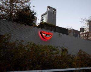 Sanford Biggers Instagram - Cheshire (Janus) (2023) is currently on view from the High Line- between the 23rd and 26th street entrances 🙏🏿

“This wide grin—a Cheshire Cat smile-is a frequent motif in Biggers’s oeurve. Employed throughout his work in sculpture, his video practice, and in his quilt-based Codex works-and presented at varying levels of legibility— the work makes reference to Lewis Carroll’s Cheshire cat as well as the racist caricatures of 19th-century minstrel shows. Biggers complicates and questions these signifiers, ultimately offering new understandings of collective mythologies and traditions.” - @marianneboeskygallery 

Cheshire (Janus), 2023. Unique within a series. Aluminum, plexiglass, LEDs, timer. 30 1/2 × 51 1/4 x 12 3/4 inches, 77.5 x 155.6 x 32.4

#studiosanfordbiggers #janus #cheshirecat #coded #history