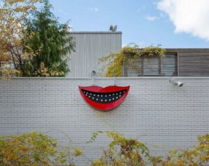 Sanford Biggers Instagram - Cheshire (Janus) (2023) is currently on view from the High Line- between the 23rd and 26th street entrances 🙏🏿

“This wide grin—a Cheshire Cat smile-is a frequent motif in Biggers’s oeurve. Employed throughout his work in sculpture, his video practice, and in his quilt-based Codex works-and presented at varying levels of legibility— the work makes reference to Lewis Carroll’s Cheshire cat as well as the racist caricatures of 19th-century minstrel shows. Biggers complicates and questions these signifiers, ultimately offering new understandings of collective mythologies and traditions.” - @marianneboeskygallery 

Cheshire (Janus), 2023. Unique within a series. Aluminum, plexiglass, LEDs, timer. 30 1/2 × 51 1/4 x 12 3/4 inches, 77.5 x 155.6 x 32.4

#studiosanfordbiggers #janus #cheshirecat #coded #history
